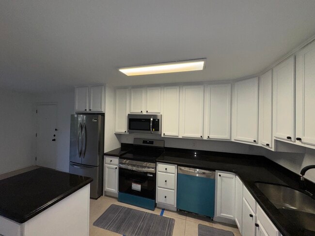 Building Photo - 110 N Lakeside Dr
