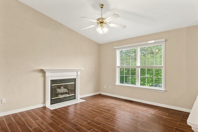 Foto del edificio - 3 Bed / 3 Bath. Pet Friendly. Easy access ...