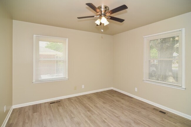 Foto del edificio - 4410 Lakeview Drive Northwest