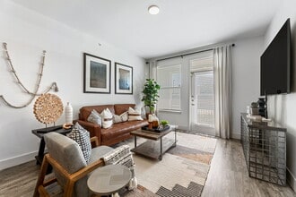 1BD, 1BA - 729 SF - Living Room - Lakecrest Apartments