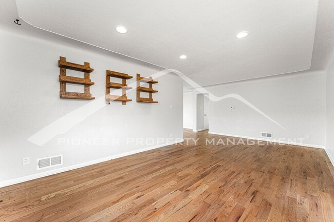 Building Photo - Spacious Home with Fenced Yard and Washer/...