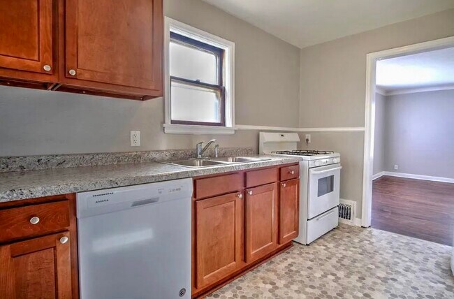 Building Photo - 383 Dewey St