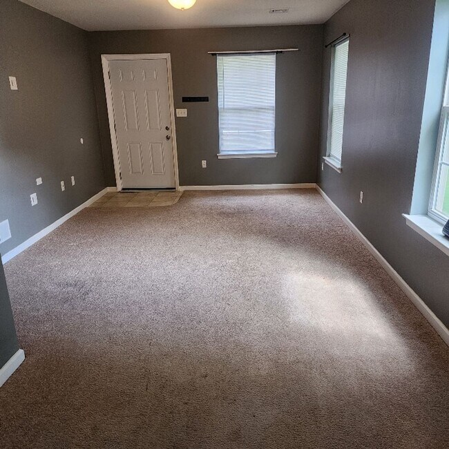 Building Photo - 3-bedroom, 2.5-bathroom town-house located...