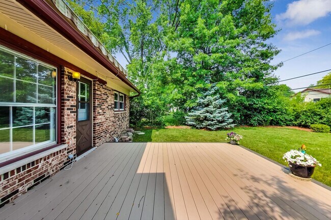 Foto del edificio - 516 W Brittany Dr