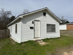 Building Photo - 3815 Pine St