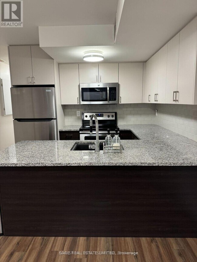 Photo du bâtiment - LOWER - 228 MONTOSE AVENUE