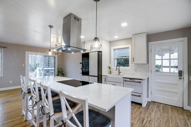 Foto del edificio - 8722 Falkstone Ln