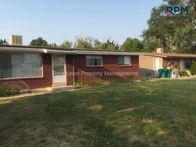 Building Photo - 3 BEDROOM HOME IN LAYTON!