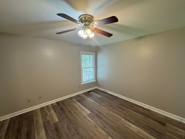 Building Photo - 2 Bedroom / 2 Bath End Unit Townhome in Ce...