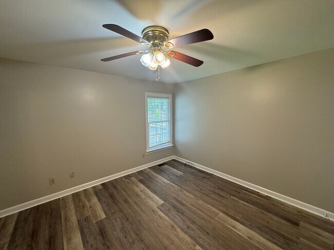 Foto del edificio - 2 Bedroom / 2 Bath End Unit Townhome in Ce...