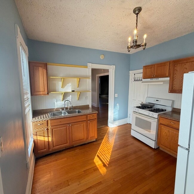 Building Photo - Spacious 4 Bedroom in Heritage Hill!