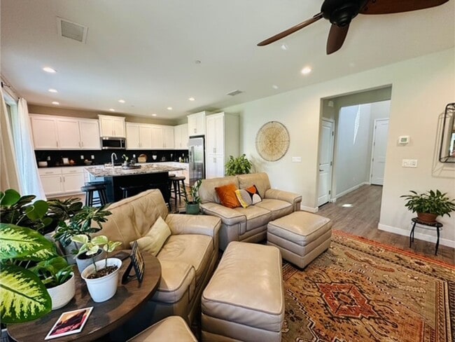 Foto del edificio - $2,395 Tesoro Viejo Gorgeous 2 Bed + Offic...