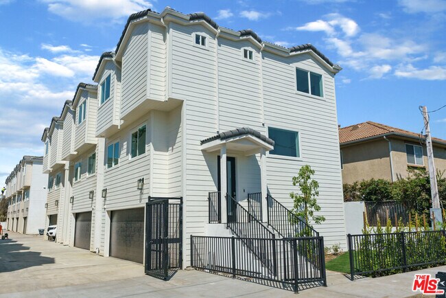 Building Photo - 14651 W Sara Ln