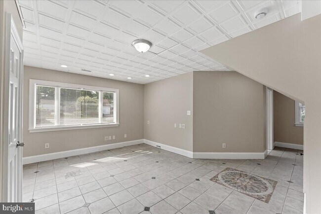 Building Photo - 278 N Lansdowne Ave
