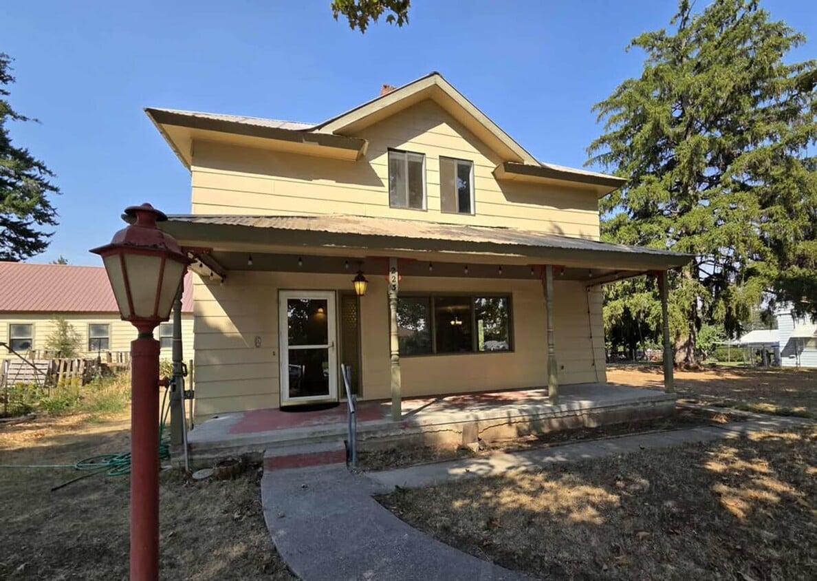 Primary Photo - Large 4 Bedroom 2 Bath in Quaint Waterville