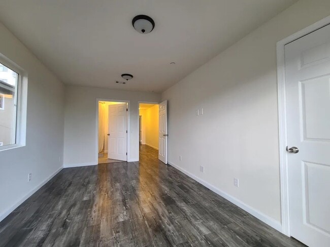 Building Photo - 7117 Hawthorn Ave