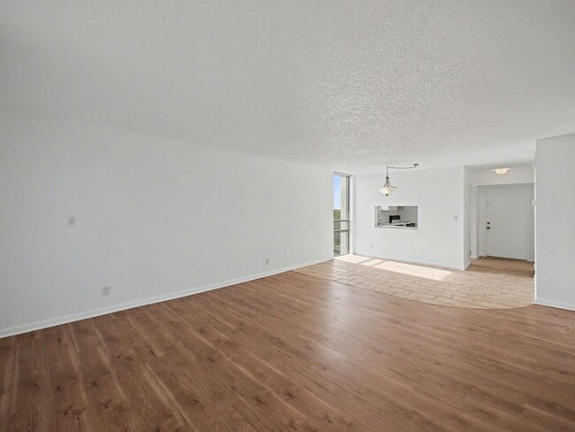 Building Photo - 4800 Bayview Dr
