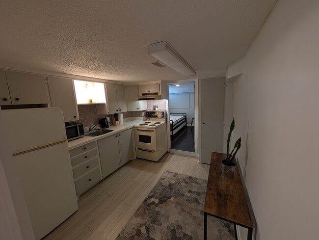 Building Photo - 44 Rosevear Av