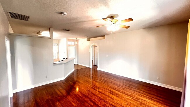 Building Photo - Charming 3 Bedroom and 2 Bath Home in Apop...