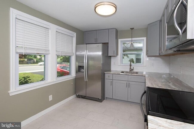 Building Photo - 732 N Tyson Ave