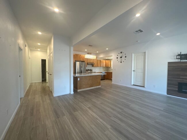 Photo - 1606 E San Fernando St House