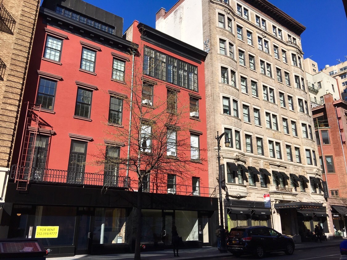 7-9 W. 8 - Junto al Marlton Hotel - 7 W 8th St