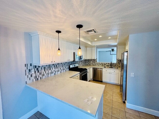 Building Photo - 38343 5th Pl W