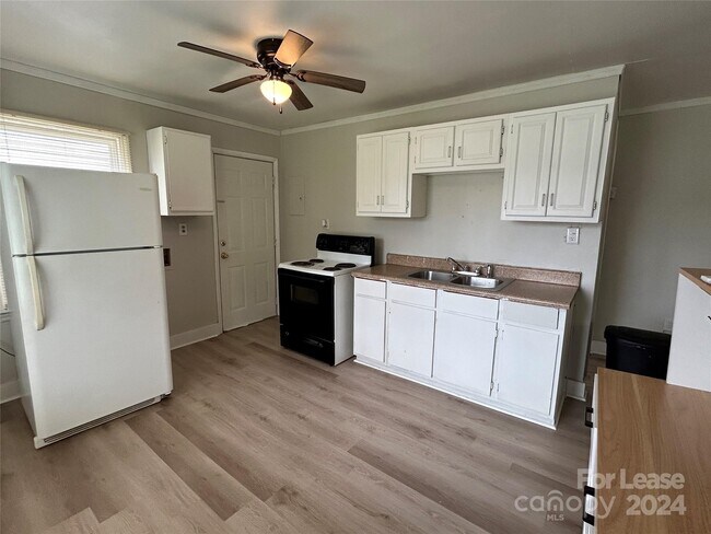 Building Photo - 3016 Celia Ave