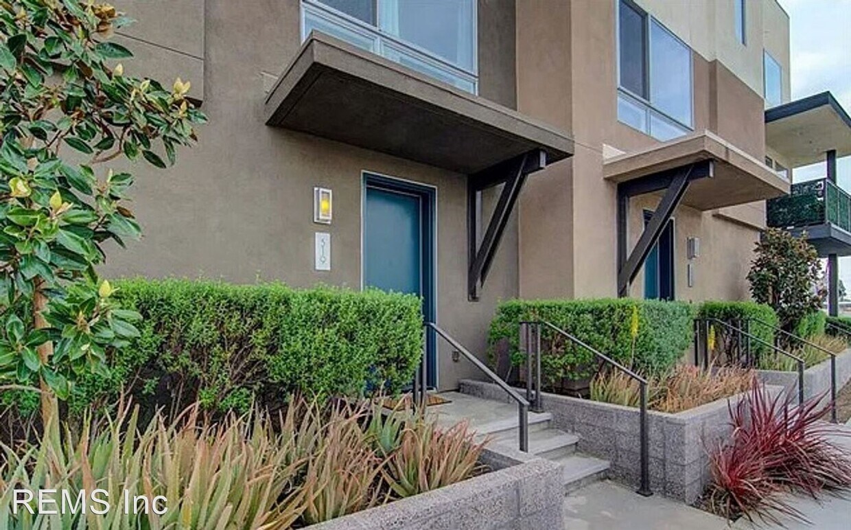 Primary Photo - 2 br, 2.5 bath House - 319 Mission Rd