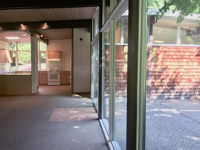Foto del edificio - Bainbridge Island Mid Century available now