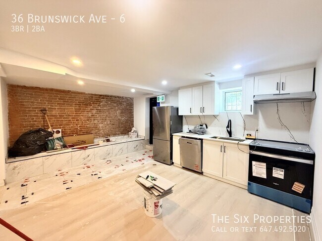 Photo du bâtiment - Brand New 3 Bedroom + 1.5 Bath Lower Level Apartment in the Heart of Downtown