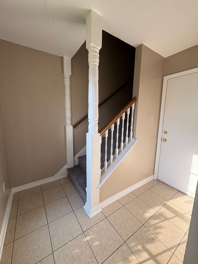 Building Photo - Huge 2 bedroom/2.5 bathroom Townhouse with...