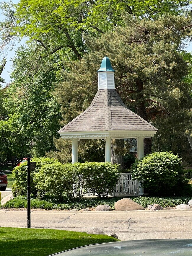 Building Photo - 665 Carriage Hill Dr