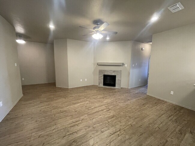 Building Photo - Townhome Located West Of Milwaukee Near Take-Out & Walmart!