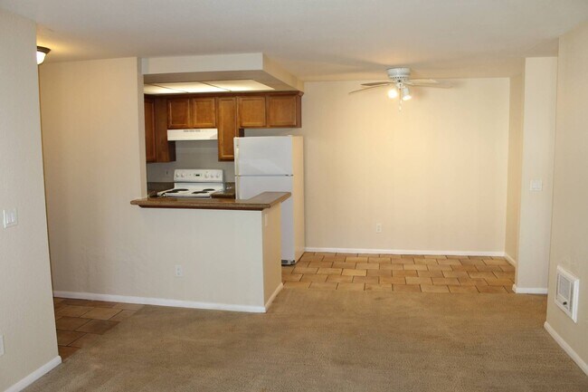 Foto del edificio - Charming 2BR/1BA Condo – Resort-Style Amen...