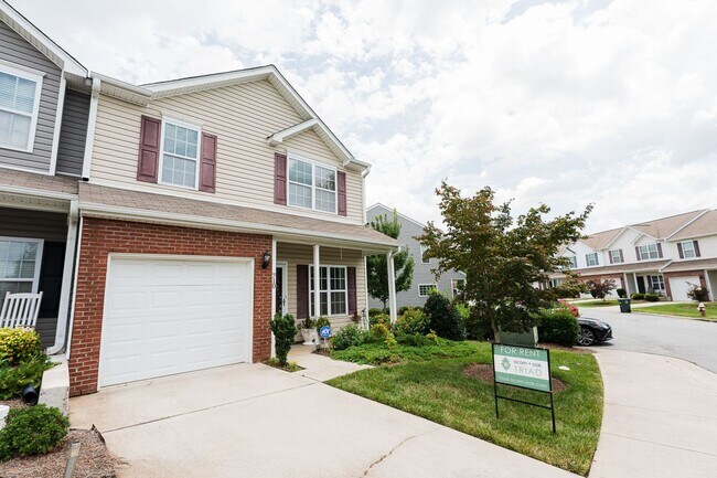 Foto del edificio - Immaculate beautiful 3-bedroom, 2.5-bath townhouse in Greensboro with 1 car garage/fenced in patio