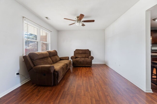 Foto del edificio - 1128 Grandy Court