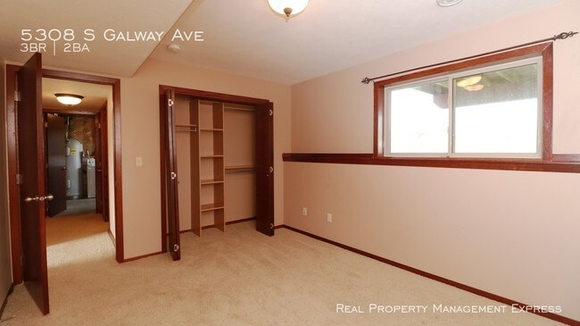 Building Photo - Beautiful 3 Bedroom 2 Bath Southwest Location