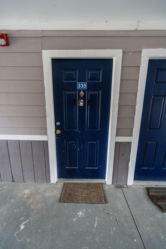 Building Photo - 2 Bedroom/2 Bath Condo in Gated Capital Lu...