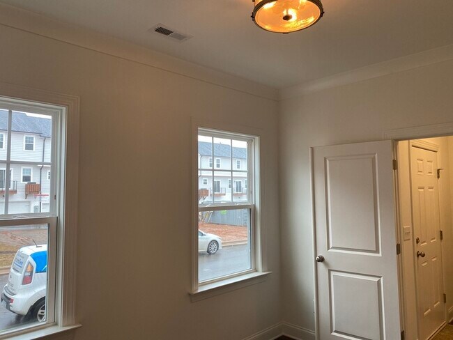 Building Photo - 5004 Belmont Ave