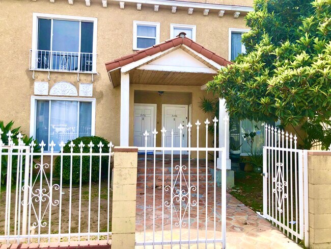Vista frontal 719-1/2 N. Ridgewood Pl. Los Ángeles, CA 90038 - 717 N Ridgewood Pl