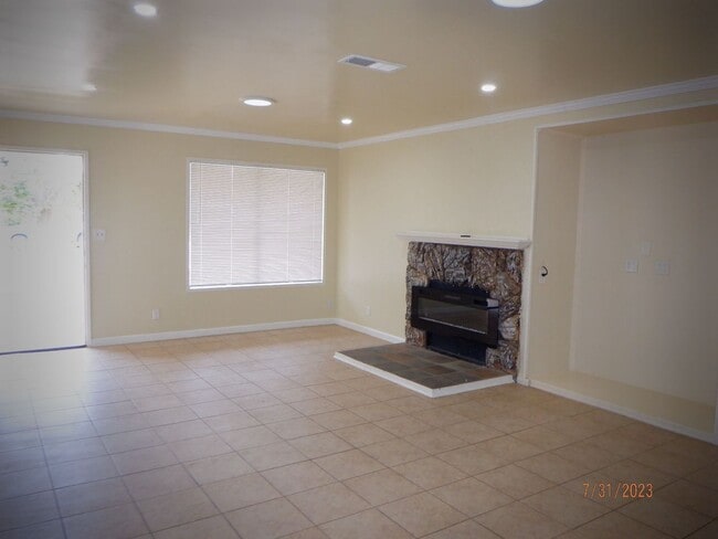 Building Photo - Cute 4 bedroom in East Golden Hills with L...