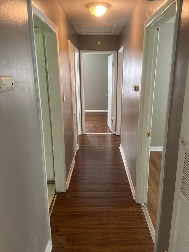 Foto del edificio - **ON HOLD**3 Bedroom / 1 Bathroom Home for...
