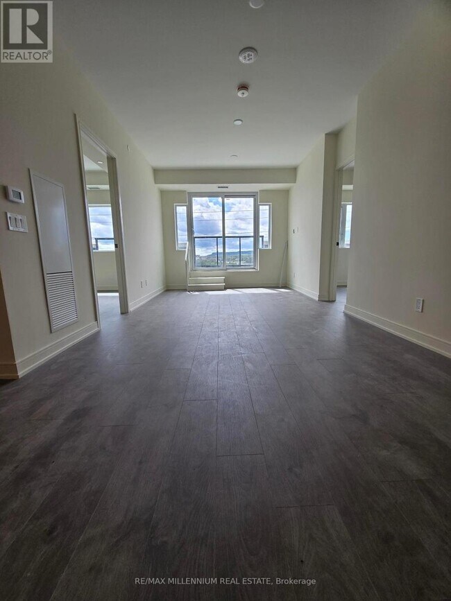 Photo du bâtiment - 8010-8010 Derry Rd