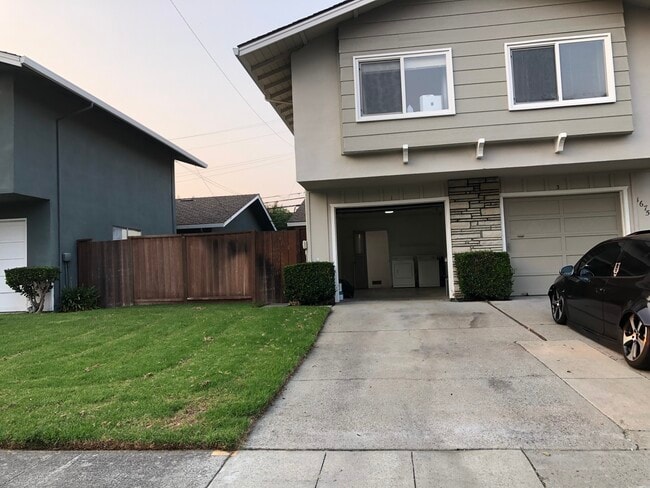 Building Photo - 1675 Whitwood Ln