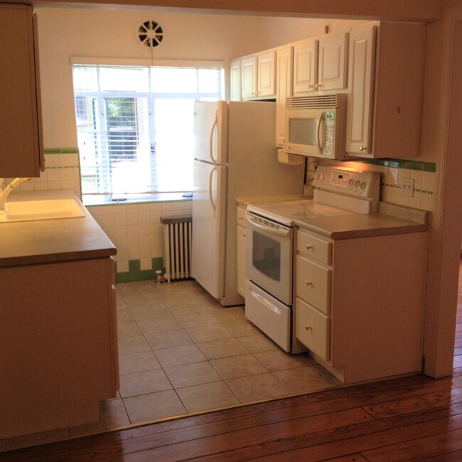 Kitchen has smooth top electric range, microwave and dishwasher - 3524 Telford St