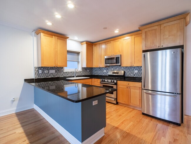 Kitchen - 4860 N Kenmore Ave