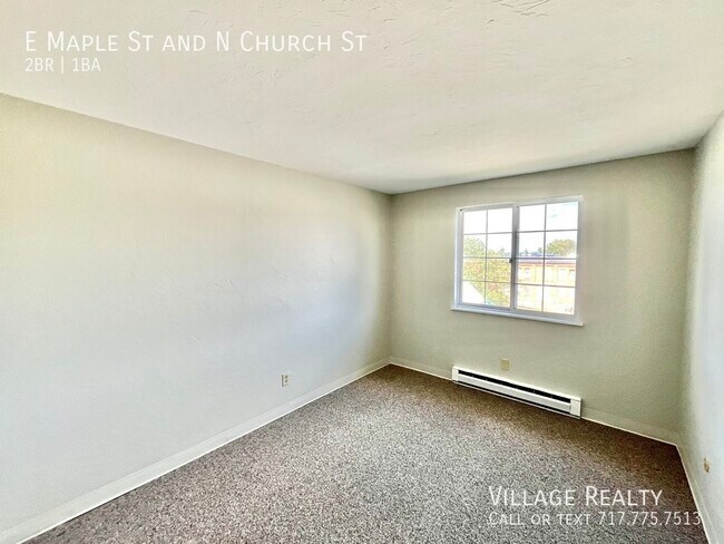 Foto del edificio - Brand-new flooring throughout! END-unit! A...