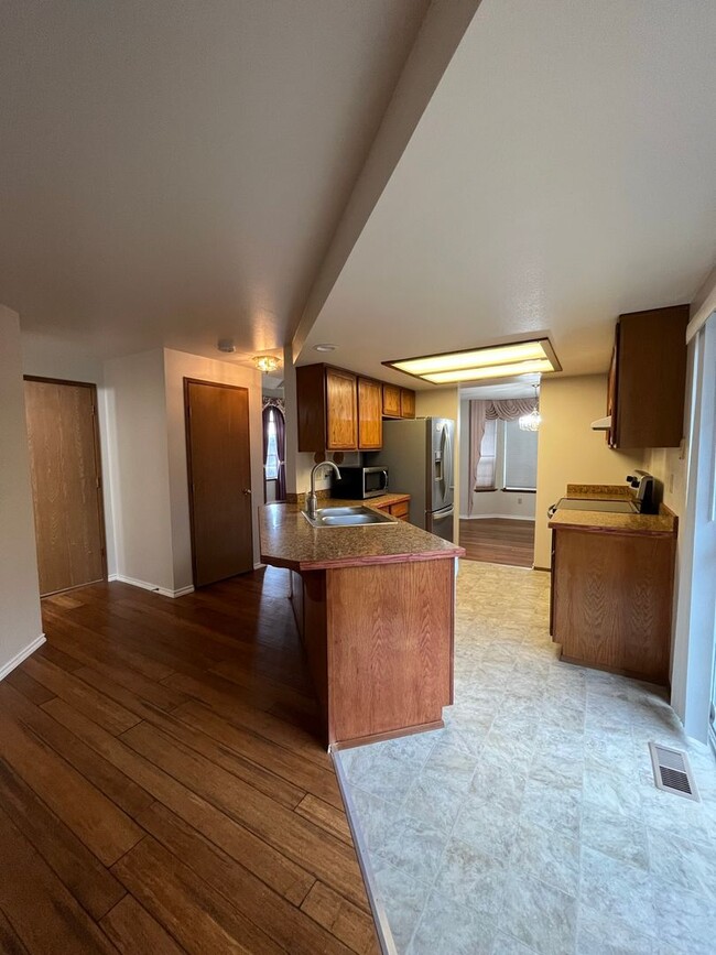 Building Photo - Spacious 3 Bedroom Home In Federal Way