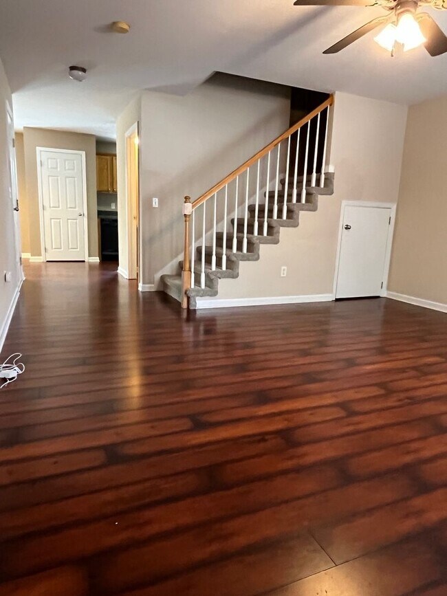 Building Photo - Knoxville 37923 - 2 bedroom, 2.5 Condo - C...